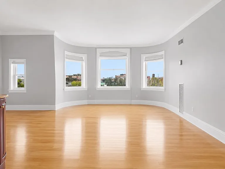 390 Commonwealth Ave — Photo 2