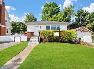 12 Oakland Ave, Lynbrook, NY 11563
