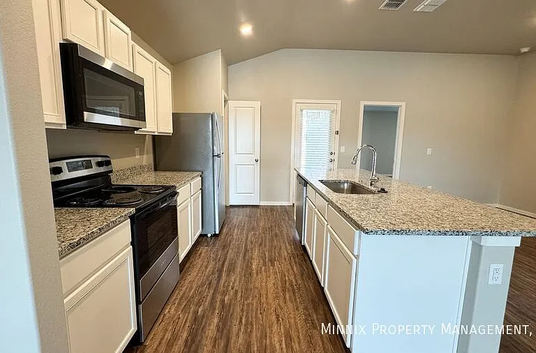 2033 Kenwood Ave — Photo 8
