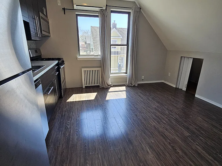 2116 Voorhies Ave #4 — Photo 2