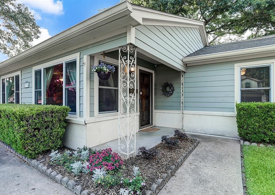 Welcome to 1718 Gardenia Dr.  Located in desirable Oak Forest, this 3 bedroom 2 bath home is ready for it's new family.