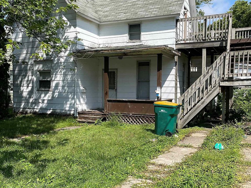 1st image of 220 W Pierce St