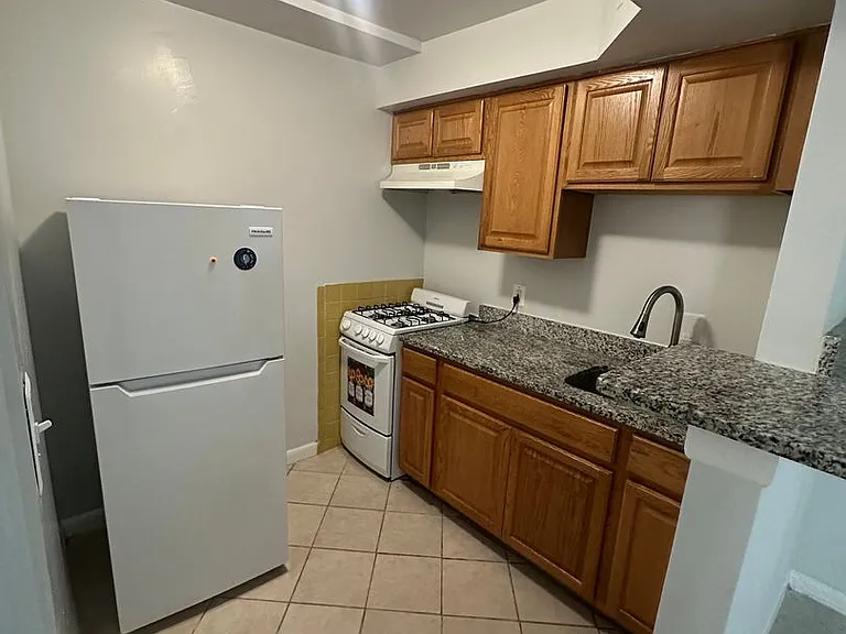 1911 W Baltimore St — Photo 6