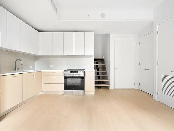 4th image of 554 W 46th St #1016