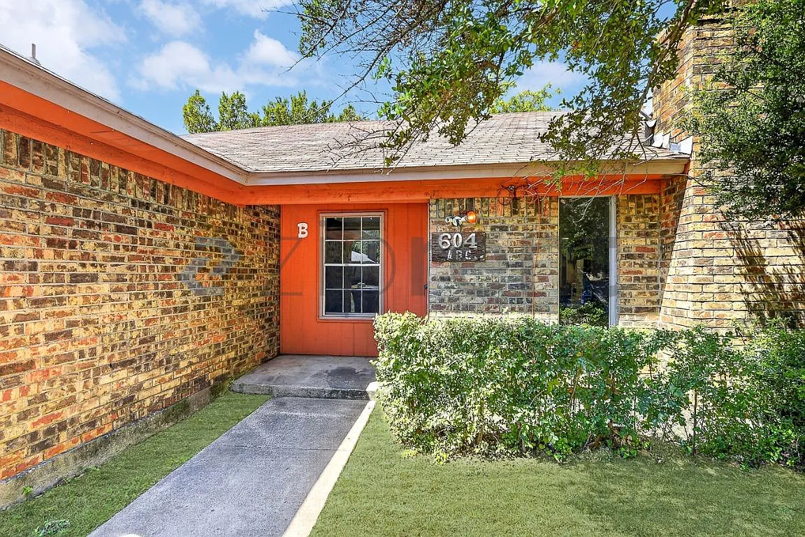 2 bed, 1.5 bath, 1103 sqft, $1,450 — Photo 2