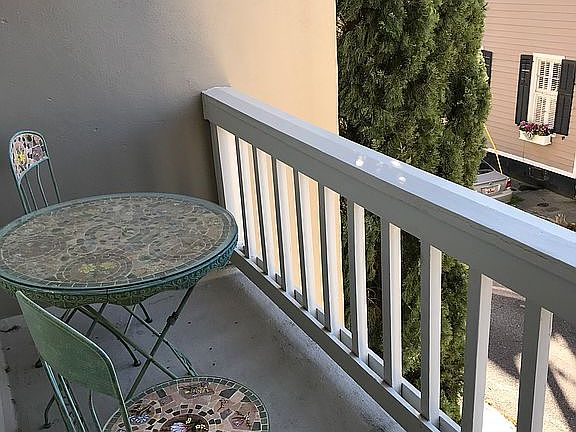 Balcony overlooks Tradd St