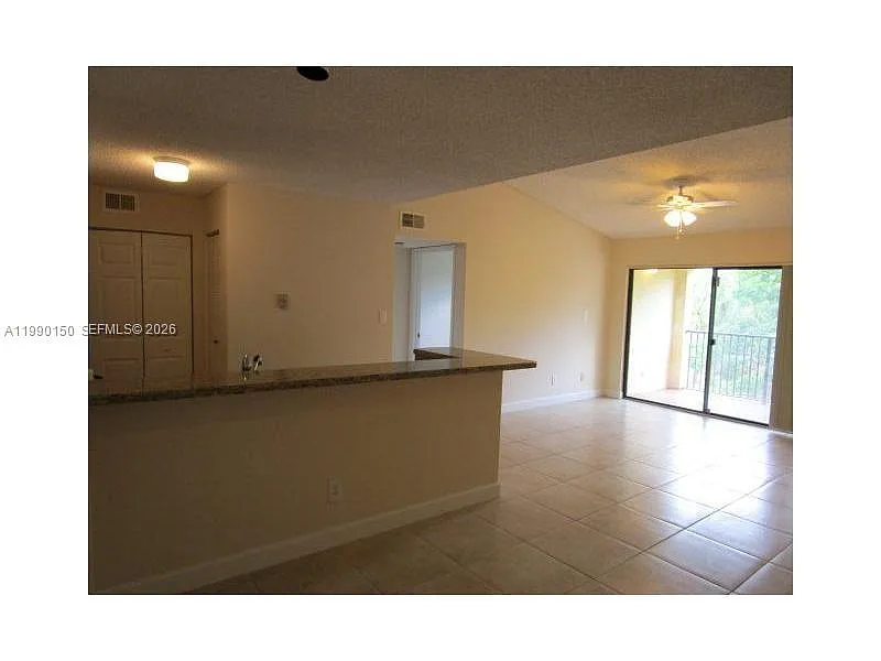 Building Photo - 640 S Park Rd #344
