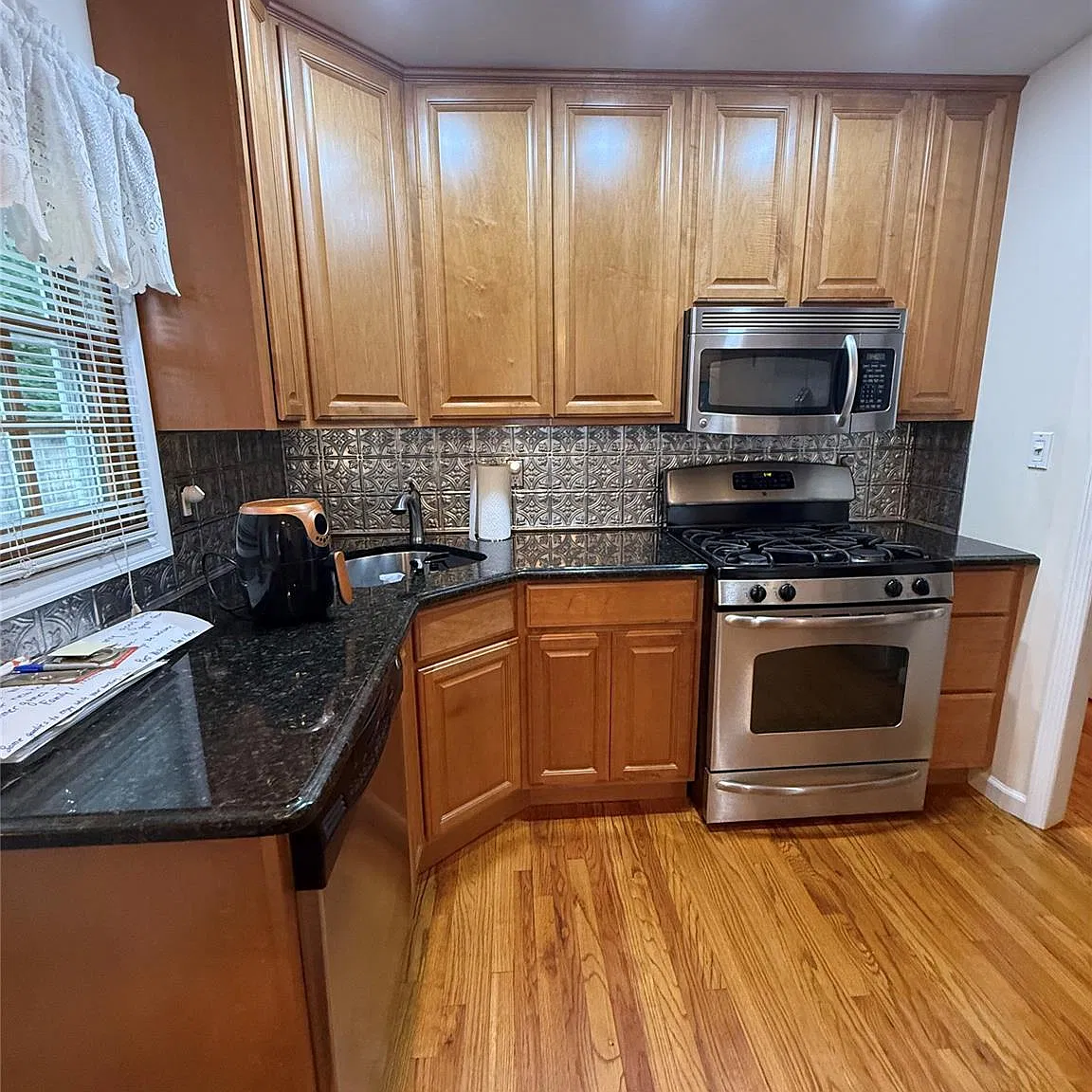 4 bed, 1.0 bath, 1109 sqft, $4,600 — Photo 4