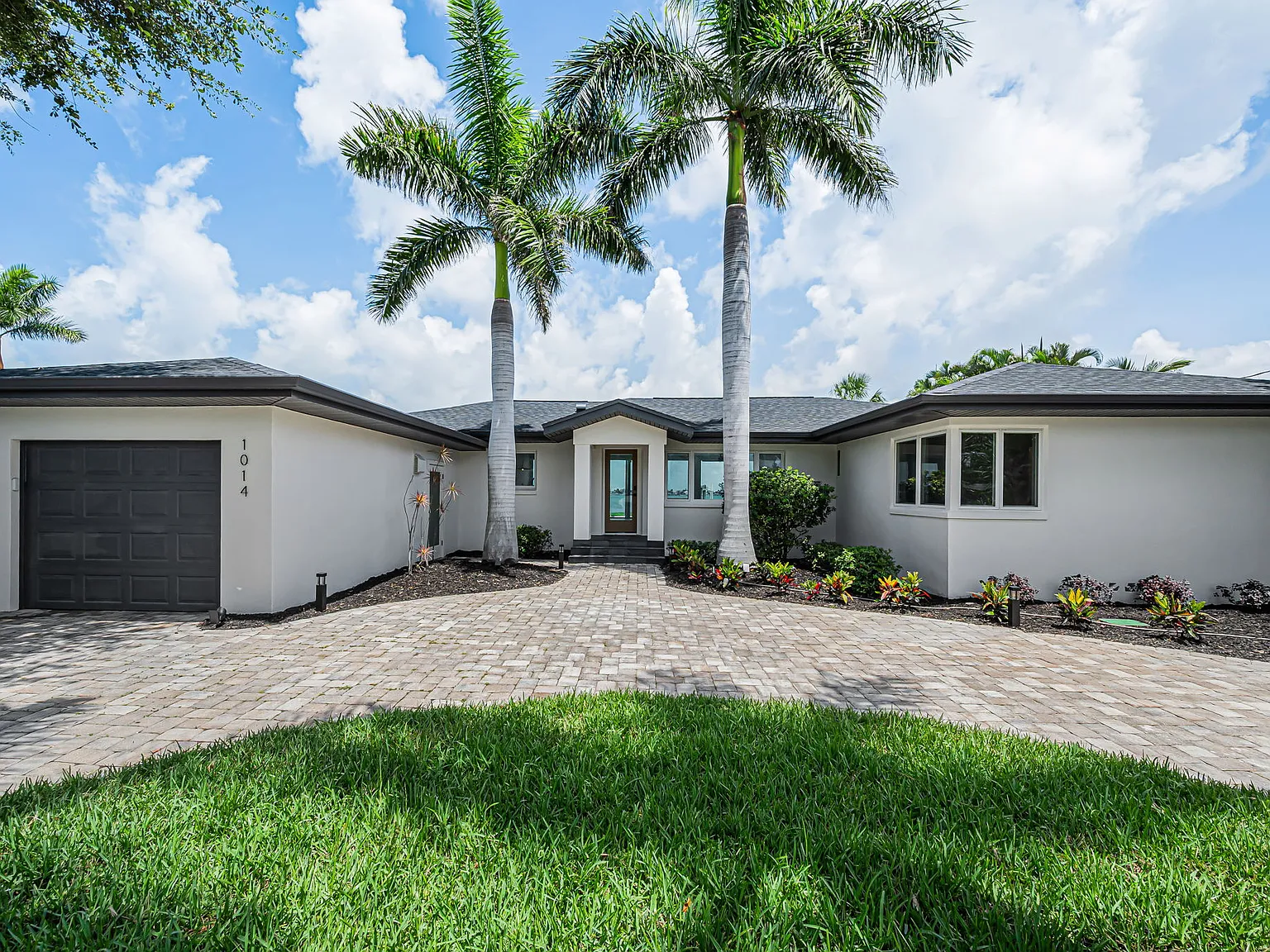 3 bed, 3.5 bath, 1955 sqft, $8,500 — Photo 2