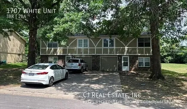 1707 NE White Dr #A — Photo 1