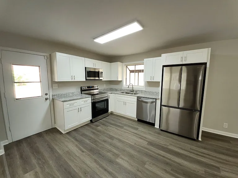 5370 Longmeadow Ln — Photo 2