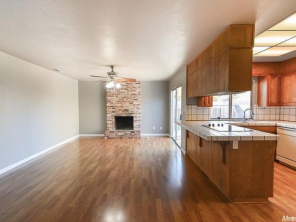 2nd image of 1382 Parkview St