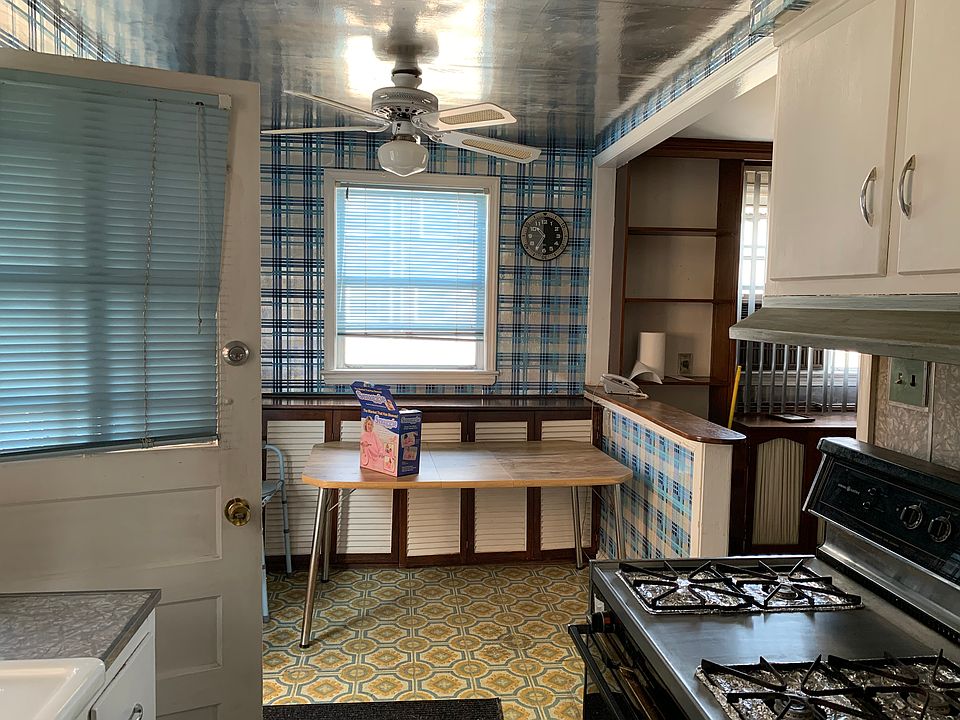 Kitchen Sitting Area