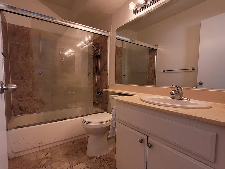 Gramercy Apartments — Photo 19