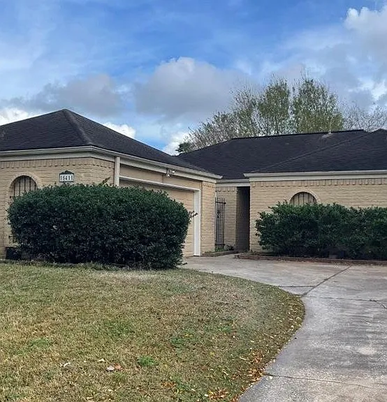 15411 Linkshire Dr — Photo 1