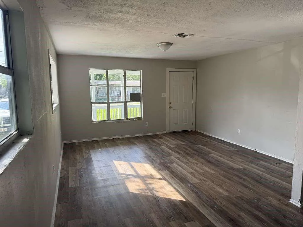 4 bed, 2.0 bath, 1152 sqft, $1,569 — Photo 2