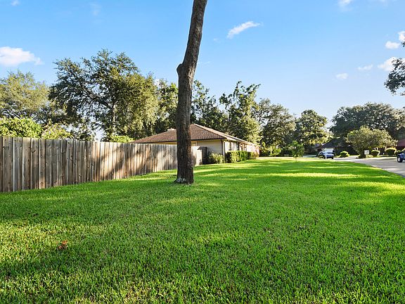 4th image of 12753 Meadowsweet Ln