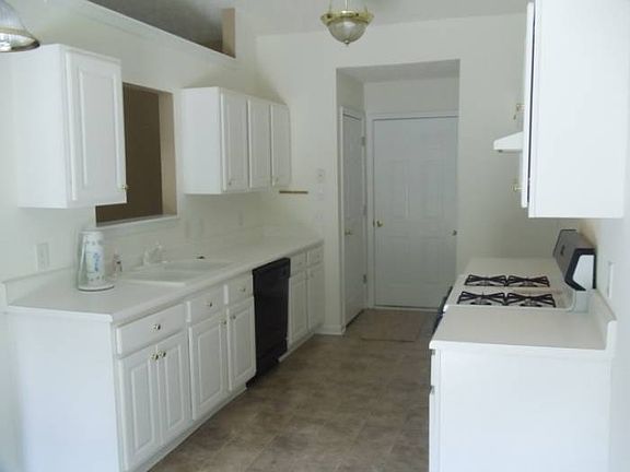 Kitchen w/ Breakfast Nook