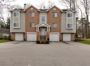 362 Village Pointe Dr, Akron, OH 44313