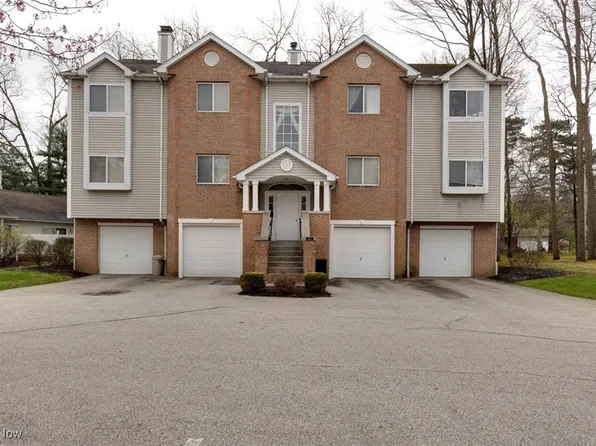 362 Village Pointe Dr, Akron, OH 44313