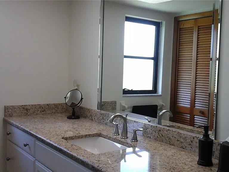 4011 SW 2nd Ave — Photo 18