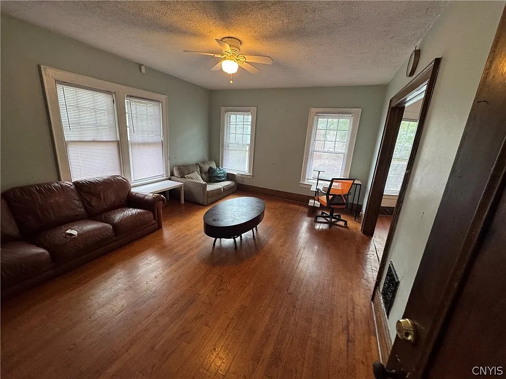 3 bed, 2.0 bath, 2236 sqft, $1,500 — Photo 2