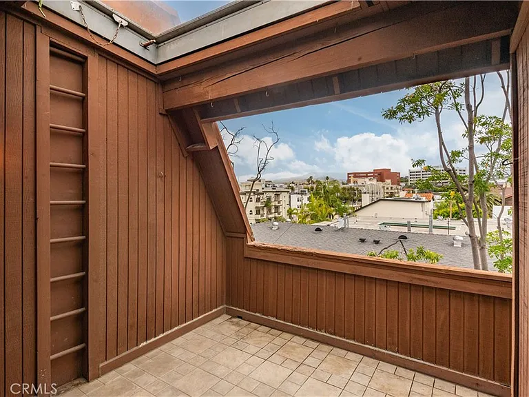 984 Granville Ave — Photo 32