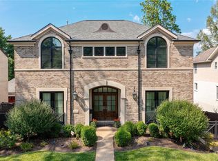 8173 Stratford Dr, Saint Louis, MO 63105