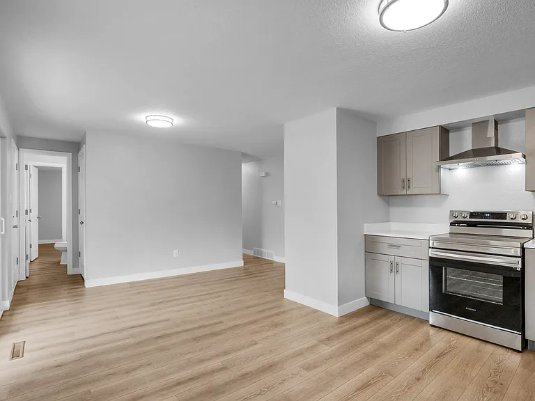 1537 S Jamaica St — Photo 32