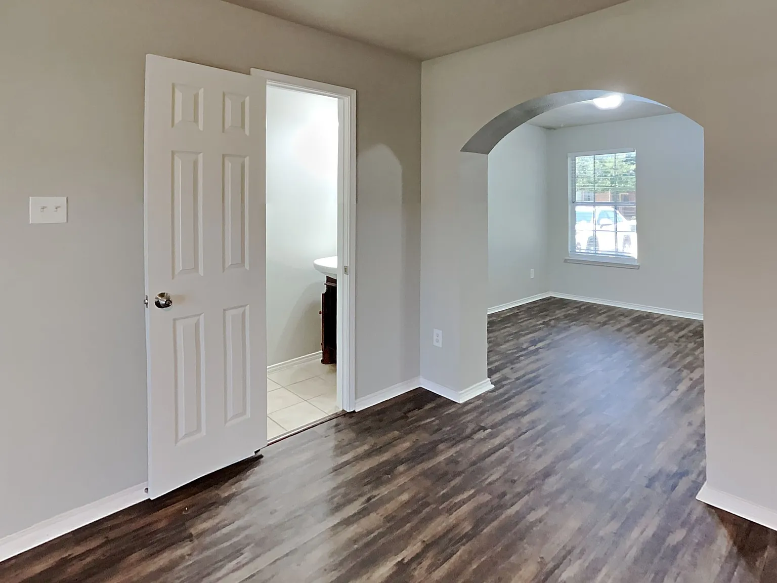 5 bed, 2.5 bath, 2345 sqft, $2,430 — Photo 4