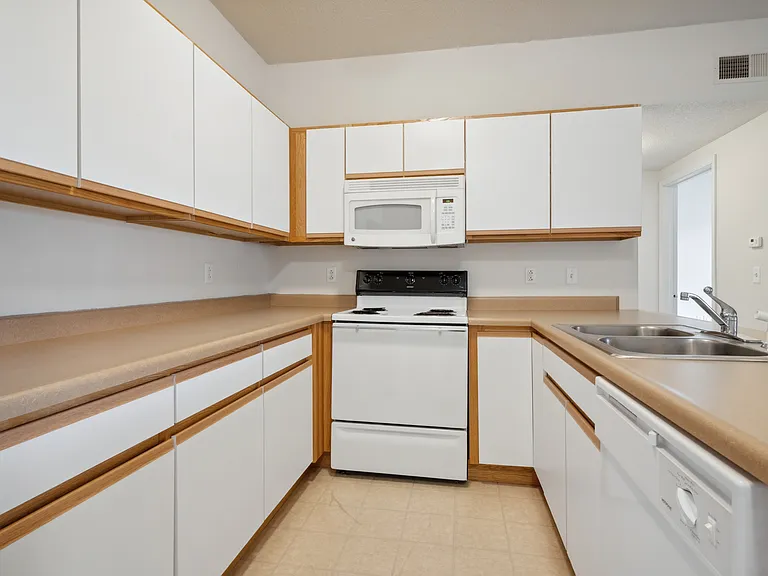 Stonegate Village Apartments — Photo 28