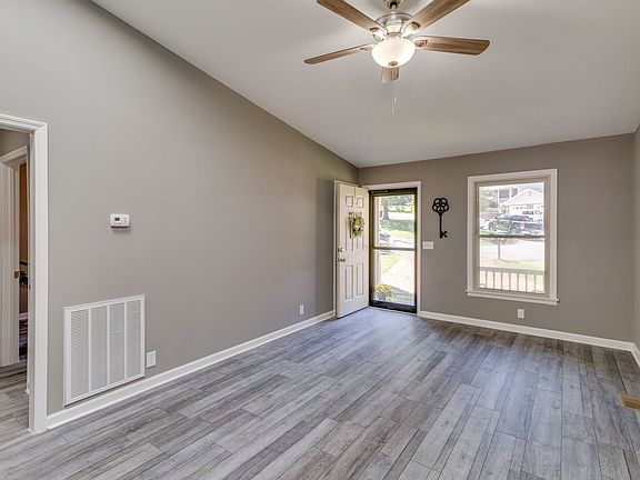 5th image of 112 Hickory Way N
