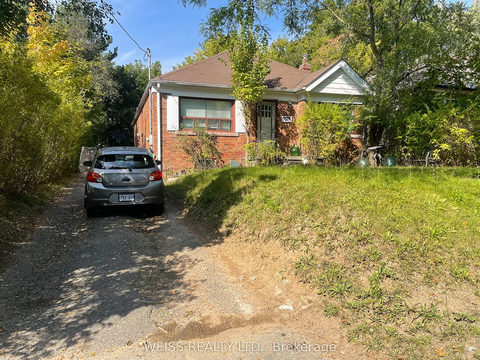 490 Coldstream Ave E photo 1