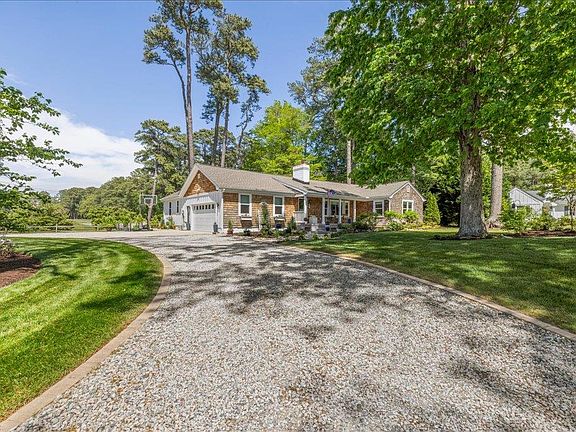 2nd image of 832 Cardinal Rd