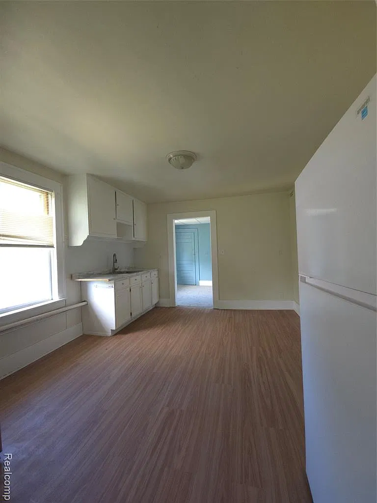 3 bed, 1200 sqft, $1,100 — Photo 3