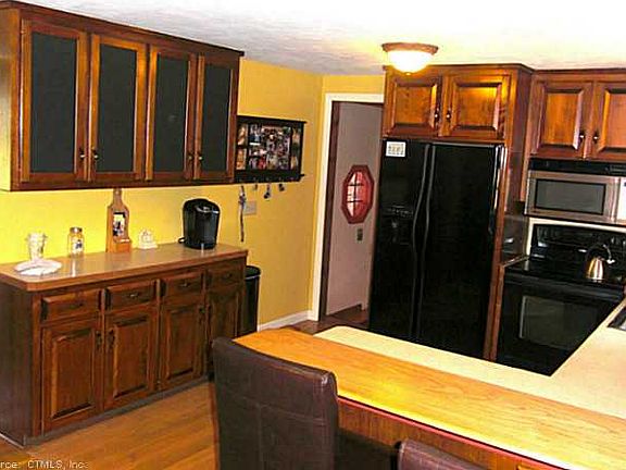 5th image of 78 Oakwood St