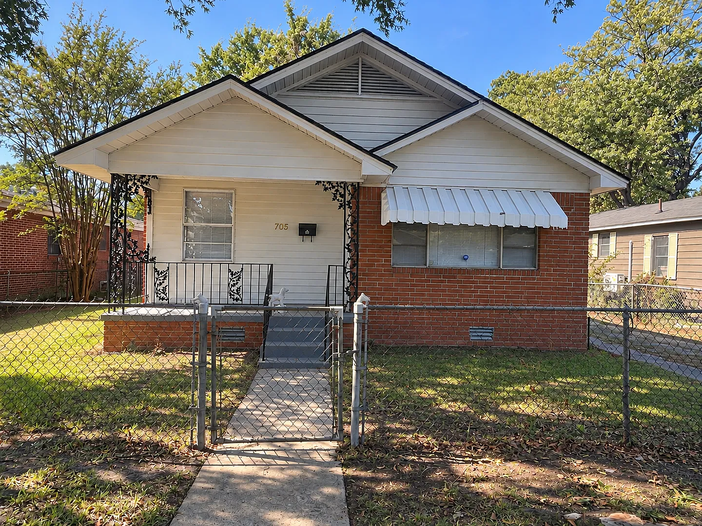For Rent 705 | 2 Bedroom, 1 Bath + Bonus Room! — Photo 2