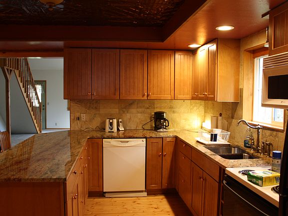 2nd image of 95 NE Vena St