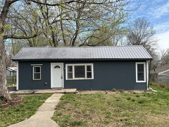 305 S Simms St, Louisburg, KS 66053