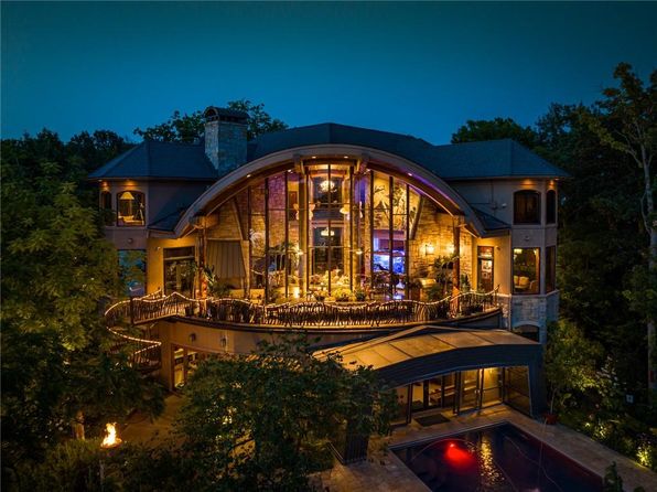 472 N Winnebago Dr, Lake Winnebago, MO 64034
