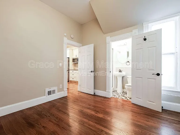 212 W Irvington Pl — Photo 9