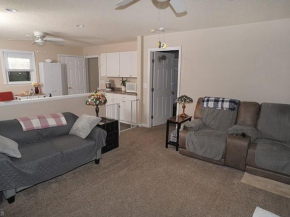 5th image of 122 Henderson St