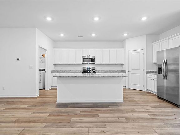 5th image of 788 Evergreen Rd