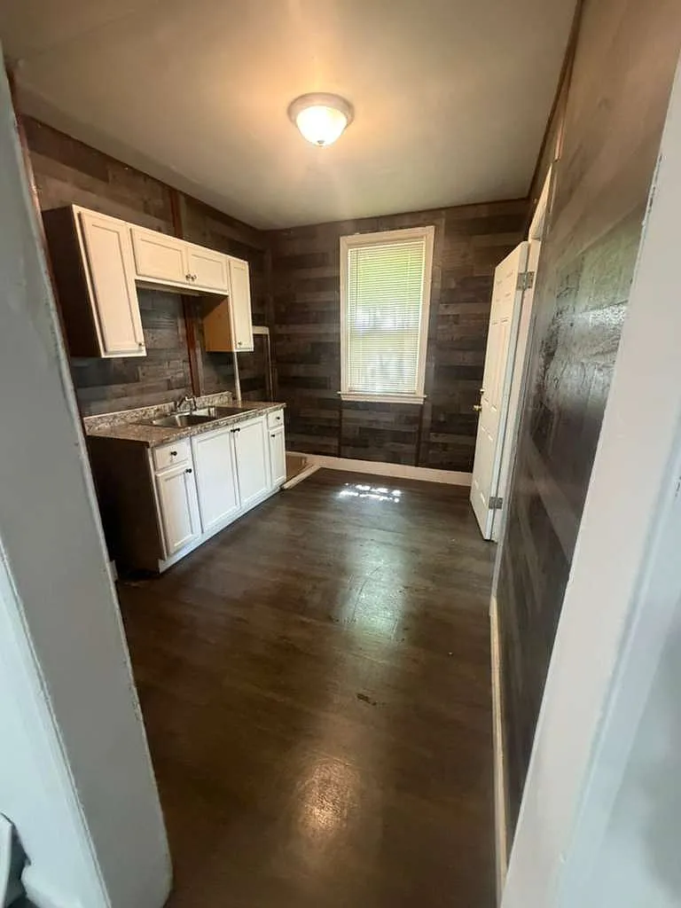 5 bed, 2000 sqft, $1,800 — Photo 2