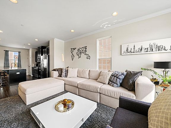 3rd image of 73 Nicholas Dr E