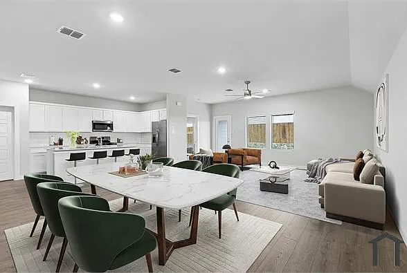 986 Olive Dr — Photo 3