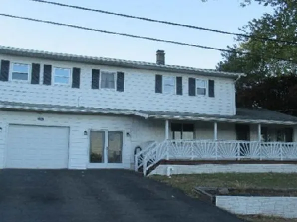 15 Hilltop Dr, Dallas, PA 18612