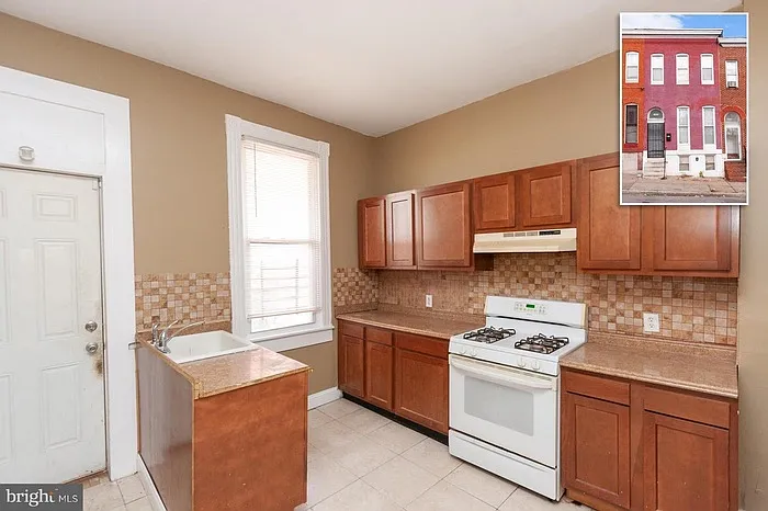 2400 W Baltimore St — Photo 1
