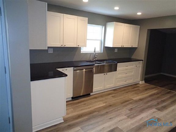 4th image of 112 E Elm St
