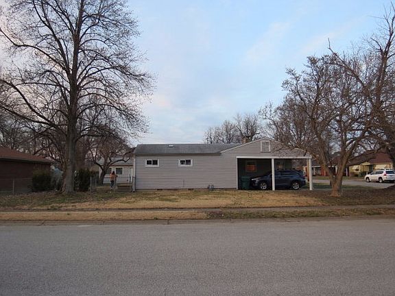 3rd image of 2544 Iroquois Dr